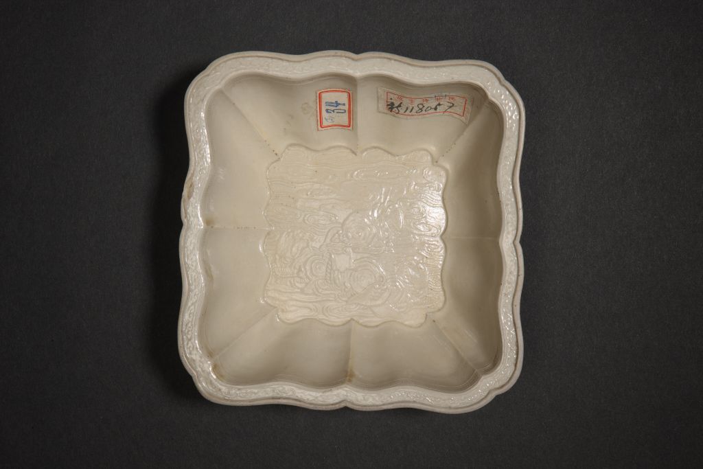 图片[3]-White glaze carved with Qianlong imperial poem printed with Tianlu, cloud pattern, flower mouth square wash-China Archive